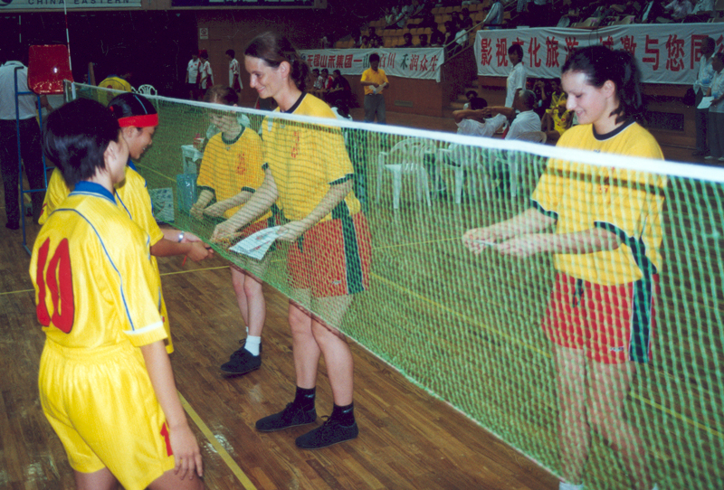 Wimpeltausch vor dem Gruppenspiel gegen Vietnam: (von rechts) Diana Ruttar, Silke von Rüden und Sarah Walter. (Foto Karsten-Thilo Raab)